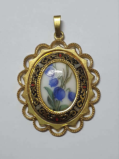 Forget me not pendant with a gold tone