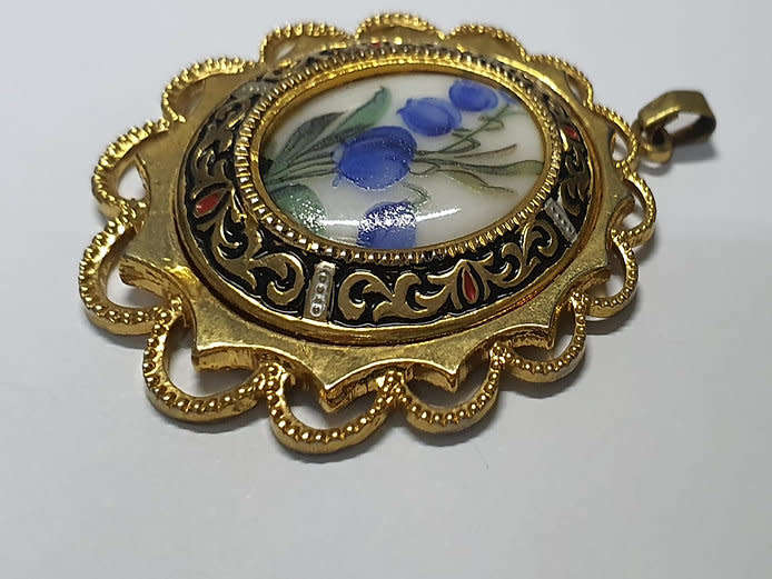Forget me not pendant with a gold tone