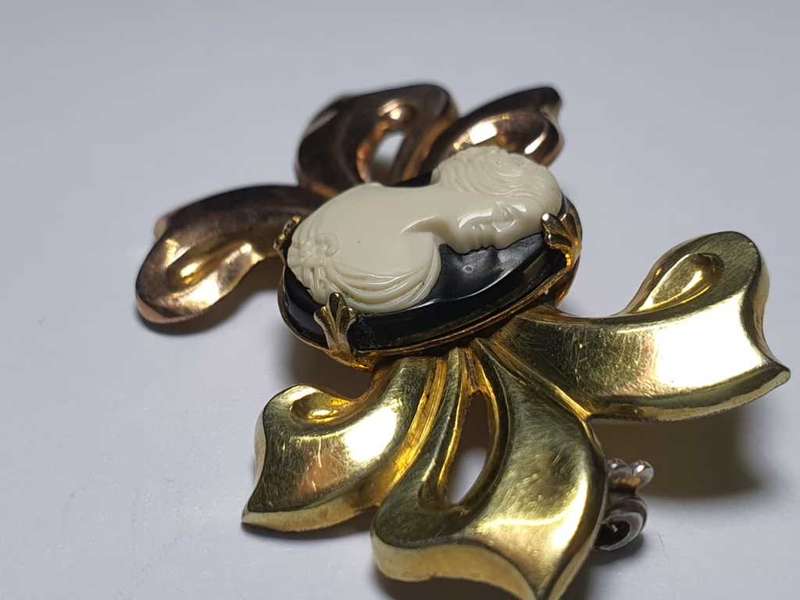 Vintage Cameo Brooch