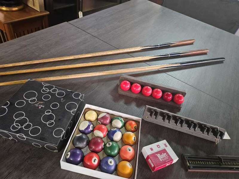 Darren Snooker & Pool 6 to 8 Seater Pool Table with a slate top, doubling as a dining room table