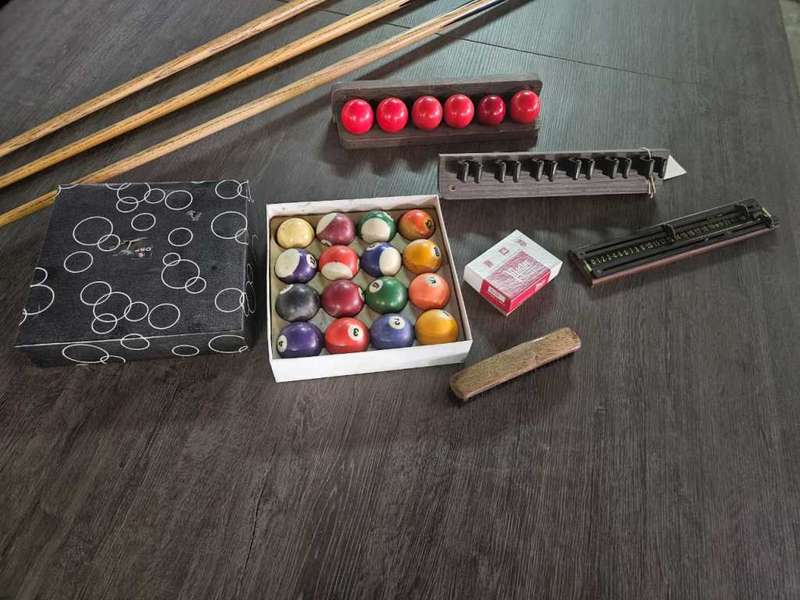 Darren Snooker & Pool 6 to 8 Seater Pool Table with a slate top, doubling as a dining room table