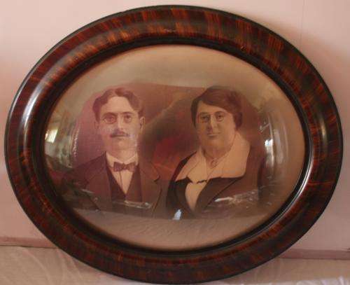 MAGNIFICENT ANTIQUE FRAMED PHOTO WITH ROUNDED GLASS