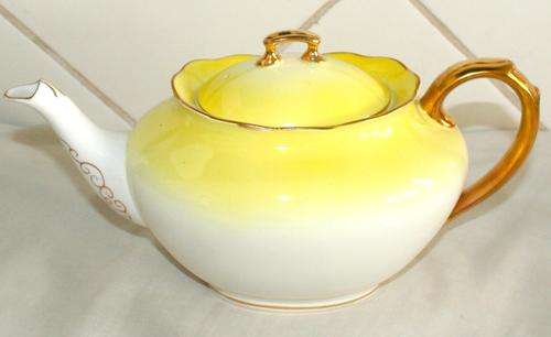 A SPECTACULAR RARE VINTAGE ROYAL ALBERT CHINA "AVON DEMMI TASSE SHAPE "YELLOW" TEA POT