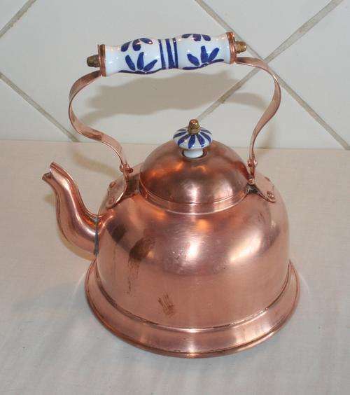 AN SUPERB  VINTAGE  COPPER KETTLE WITH PORCELAIN HANDLE