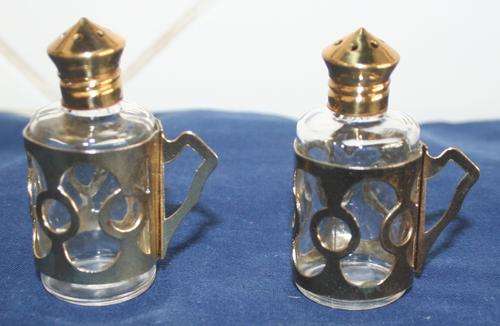 A FABULOUS OLD VINTAGE GLASS SALT AND PEPPER CELLAR SET WITH GOLD COLOR LIDS
