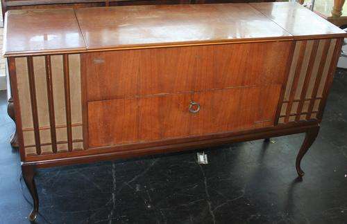A STUNNING RETRO RADIOGRAM & TURN-TABLE IN GOOD VISIBLE CONDITION!!!