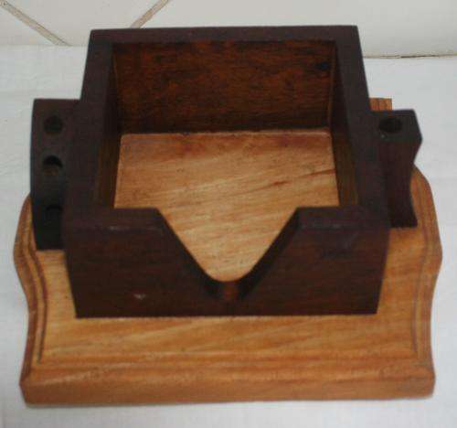 AN BEAUTIFUL SOLID WOOD DESK PEN AND PAPER HOLDER