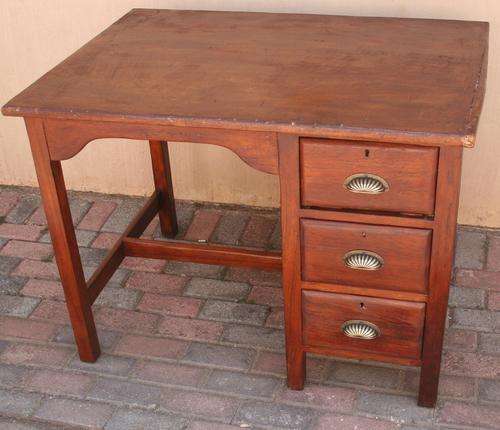 A AMAZING SOLID DESK WITH THREE DRAWERS ON THE SIDE