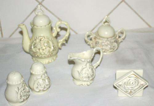 WOW EXQUISITE ENGLISH BREAKFAST SET WITH BEAUTIFUL CREAM COLOR WITH A GOLD TRIM