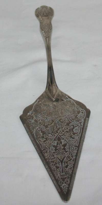 AN MAGNIFICENT SILVER COLOR CAKE LIFTER WITH BEAUTIFUL EMBOSSED DETAIL LOOK LIKE EPNS