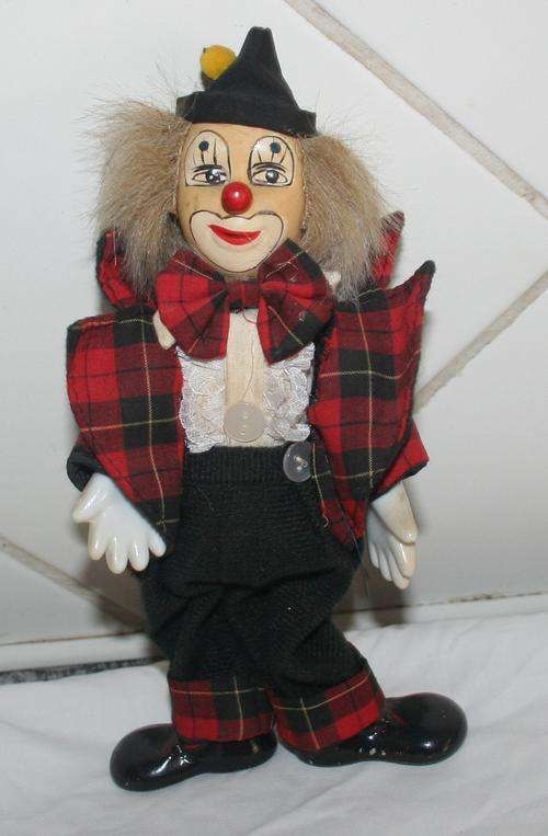 WOW WHAT AN AMAZING COLLECTORS ITEM VINTAGE/ANTIQUE CLOWN WITH PORCELAIN HANDS&SHOES WOODEN FACE