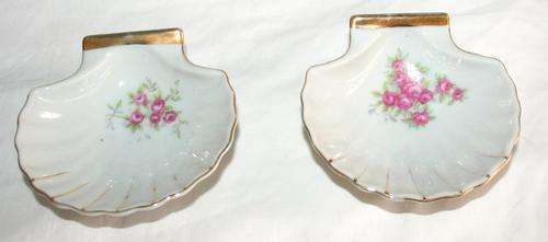 TWO BEAUTIFUL PORCELAIN/CERAMIC SHELL SHAPE RING HOLDERS WITH BEAUTIFUL FLORAL DETAIL AND GOLD TRIM