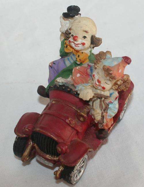 A FUN EXITING COLORFUL CERAMIC? LITTLE CAR WITH CLOWNS TO CUTE, PERFECT FOR YOUR PRINTERS TRAY