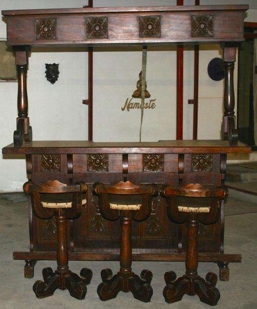 AN EXQUISITE VINTAGE WOODEN BAR WITH THREE BEAUTIFUL CHAIRS TO MATCH THIS VINTAGE PIECE