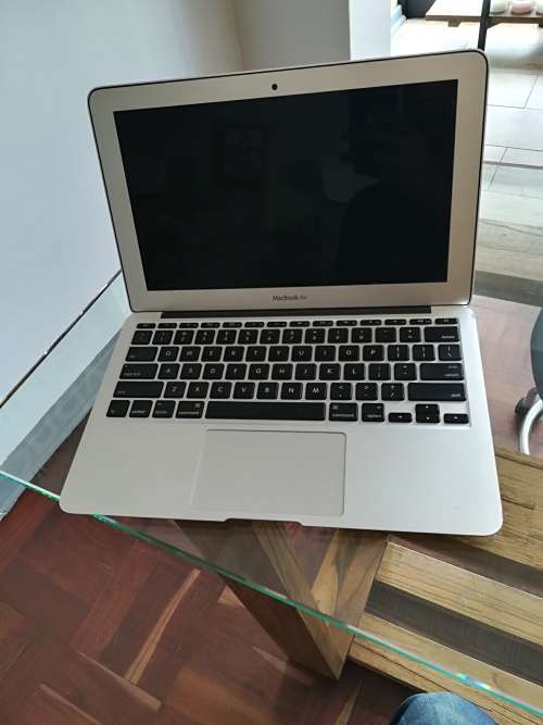 *EXCELLENT CONDITION*APPLE MACBOOK AIR i5 11"- 4GB DDR3 - 128GB HD - HD 5000 GRAPHICS