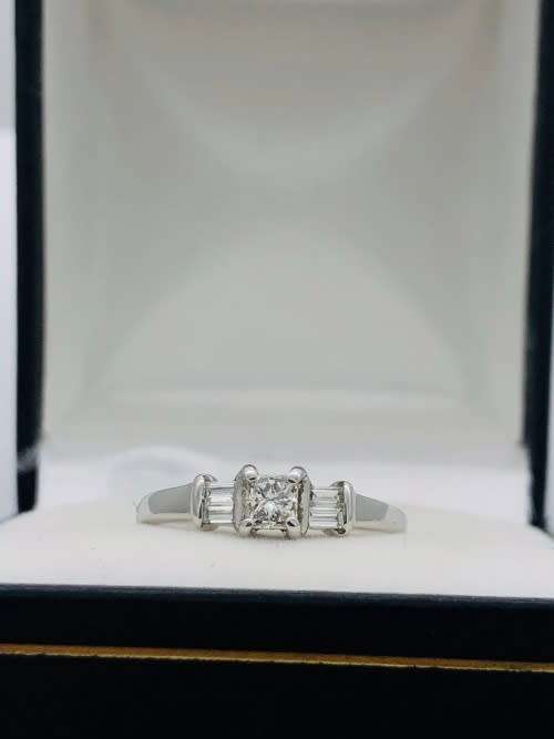 *DIAMOND TRINITY RING!*(RETAIL 14500)* R1 BIDS