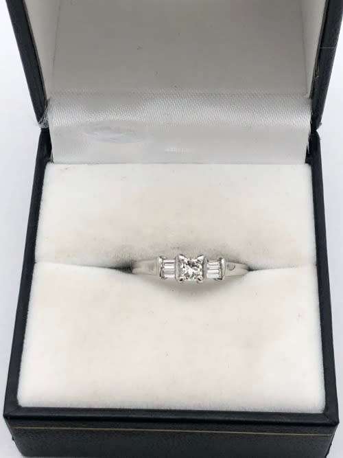 *DIAMOND TRINITY RING!*(RETAIL 14500)* R1 BIDS