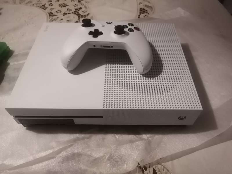 XBOX ONE GAMING CONSOLE