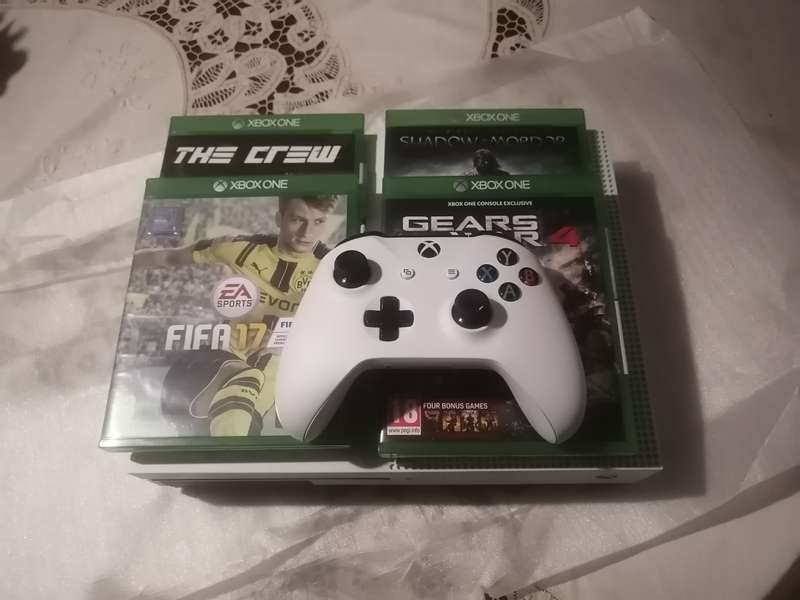 XBOX ONE GAMING CONSOLE