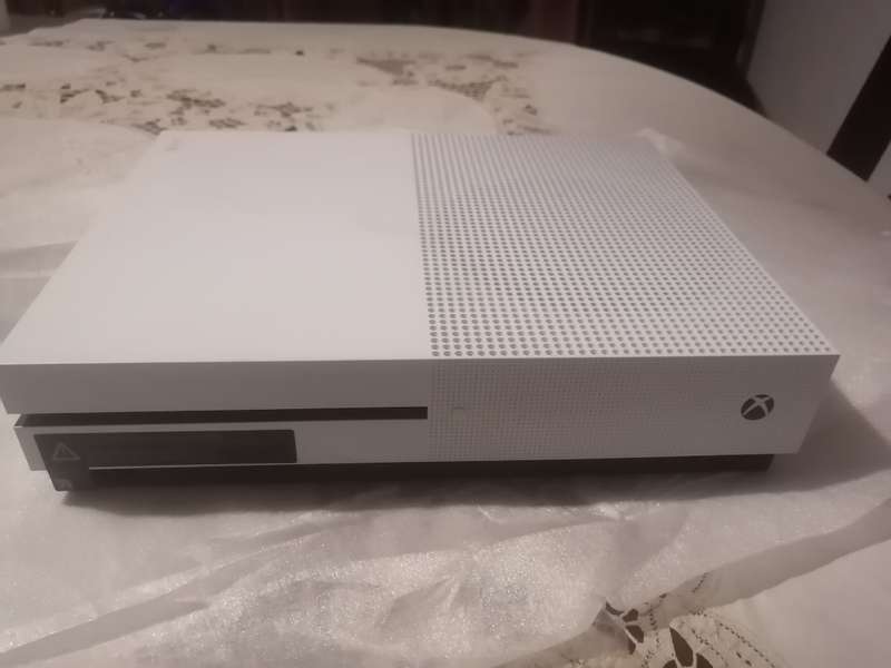 XBOX ONE GAMING CONSOLE