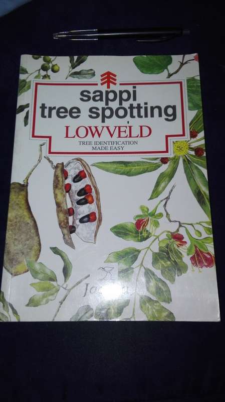 SAPPI TREE SPOTTING  LOWVELD  Tree Identification Made Easy Jacana ( signed by Illustrator )   )