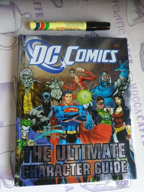 DC COMICS THE ULIMATE CHARACTER GUIDE ( A to Z Facts and Stats on 200 DC Universe Heroes and Villain