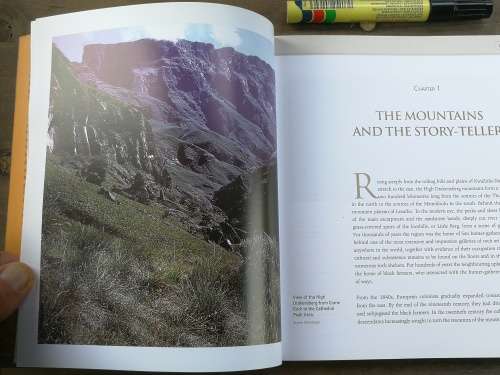 TRACKS IN A MOUNTAIN RANGE Exploring the History of the UKhahlamba - Drakensberg JOHN WRIGHT and