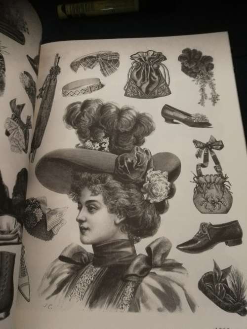 SHOES HATS AND FASHION ACCESSORIES A Pictorial Archive 1850- 1940  Carol Belanger Grafton  clothing