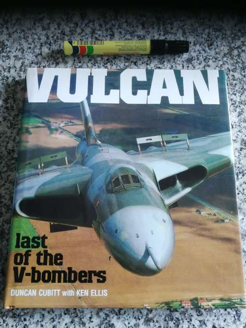VULCAN LAST OF THE V - BOMBERS DUNCAN CUBITT  with KEN ELLIS  ( Military aircraft flight )