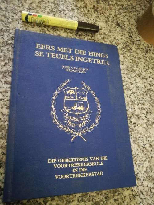 DIE VOORTREKKERSKOLE IN DIE VOORTREKKERSTAD EERS MET DIE HINGS SE TEUELS INGETREK skool school