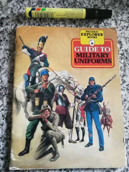 GUIDE TO MILITARY UNIFORMS Piccolo Explorer Books  ( from the First Uniforms to WWII  and Ceremonial