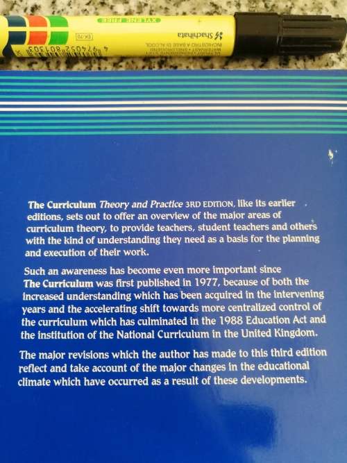 THE CURRICULUM Theory and Practice A V KELLY  ( Third Edition ) education teaching teachers