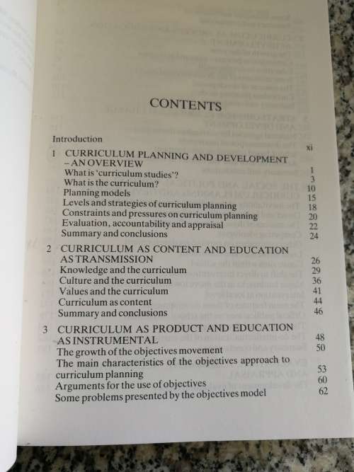 THE CURRICULUM Theory and Practice A V KELLY  ( Third Edition ) education teaching teachers