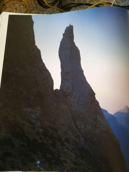 ENCOUNTERS WITH THE DRAGON JOHN HONE A Photographer`s Passion for the Drakensberg  ( Mountains )
