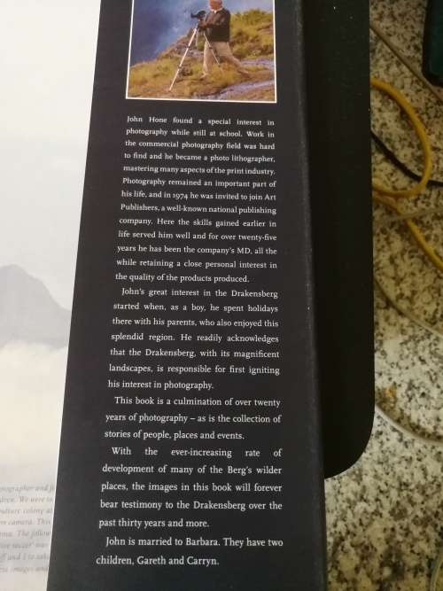 ENCOUNTERS WITH THE DRAGON JOHN HONE A Photographer`s Passion for the Drakensberg  ( Mountains )