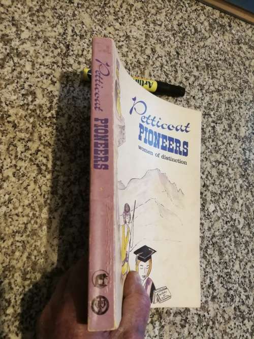 PETTYCOAT PIONEERS WOMEN OF DISTINCTION Compiled by RUTH E GORDON Stories of Women of NATAL