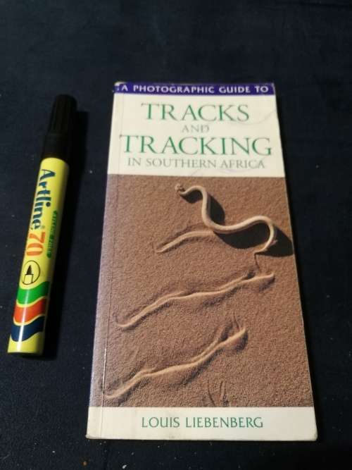 TRACKS and TRACKING IN SOUTHERN AFRICA A Photographic Guide LOUIS LIEBENBERG  (  wildlife tracking )