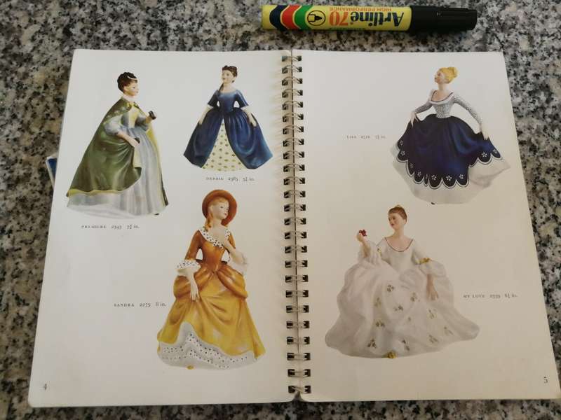 ROYAL DOULTON COLLECTORS BOOK 11 Issued January 1969   ( Pottery  )
