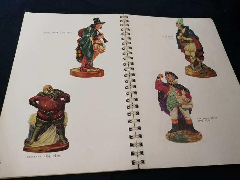 ROYAL DOULTON COLLECTORS BOOK 11 Issued January 1969   ( Pottery  )