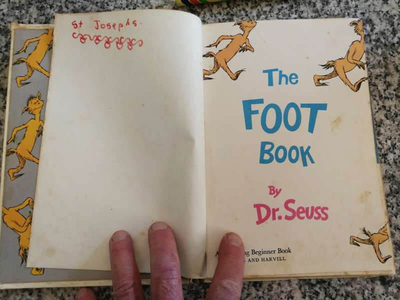 THE FOOT BOOK BY DR SEUSS First Published in Great Britain in 1969  ( NB Please note poor condition