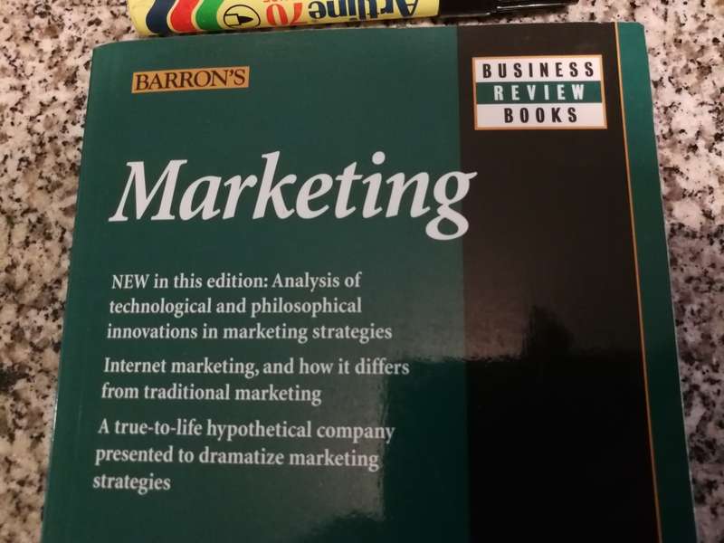 MARKETING RICHARD L SANDHUSEN BARRONS 4TH Edition Business Review Books Like new
