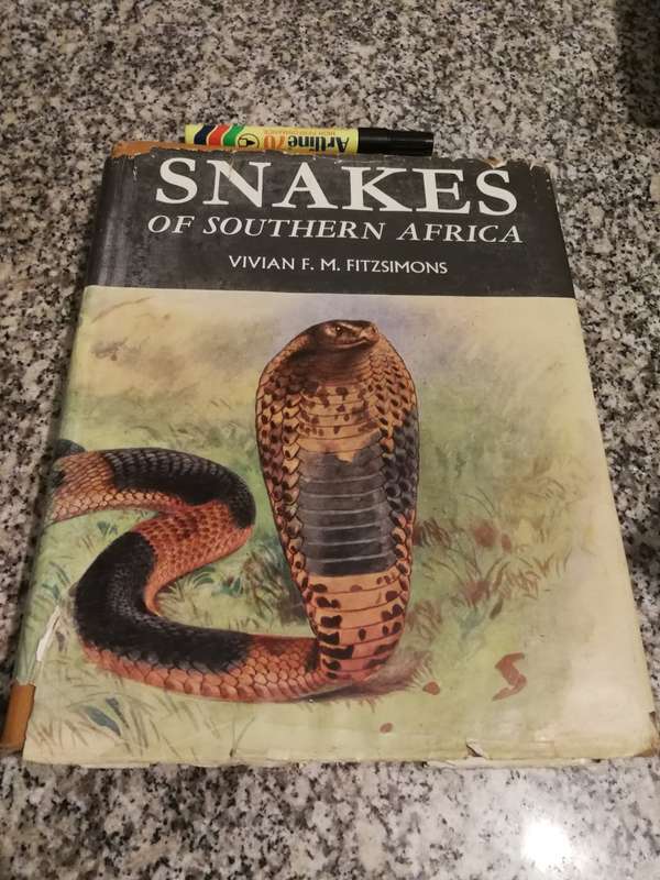 SNAKES OF SOUTHERN AFRICA VIVIAN F M FITZSIMONS ( poor dust jacket )