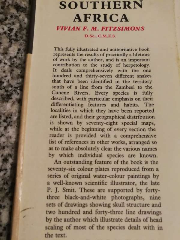 SNAKES OF SOUTHERN AFRICA VIVIAN F M FITZSIMONS ( poor dust jacket )