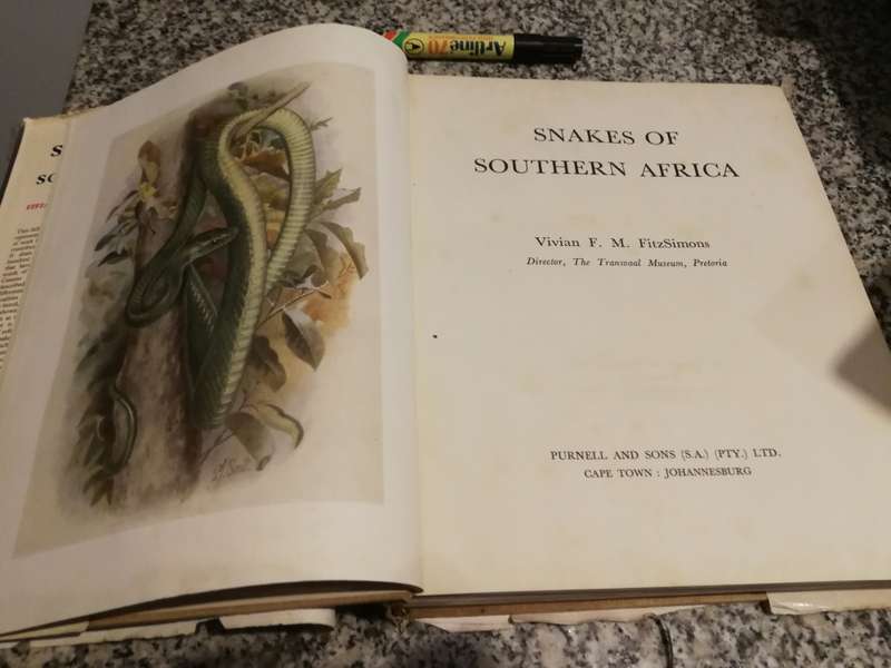 SNAKES OF SOUTHERN AFRICA VIVIAN F M FITZSIMONS ( poor dust jacket )