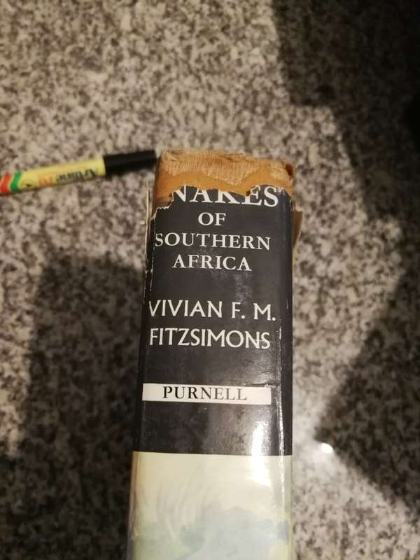 SNAKES OF SOUTHERN AFRICA VIVIAN F M FITZSIMONS ( poor dust jacket )