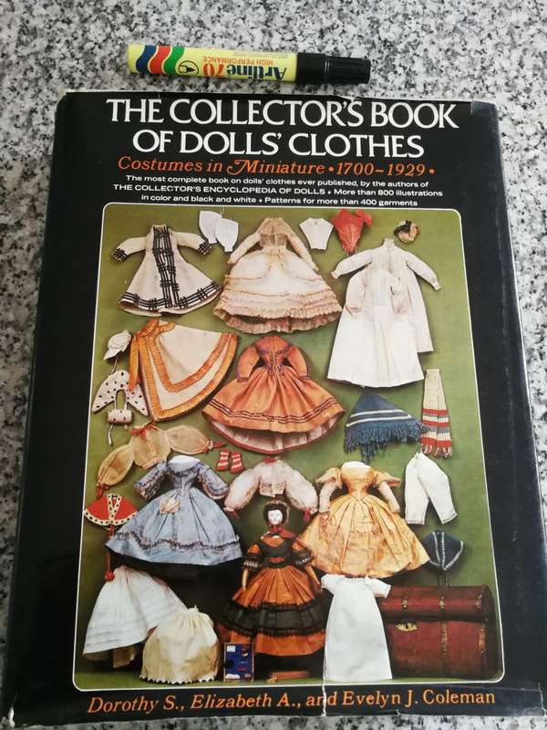 THE COLLECTORS BOOK OF DOLLS CLOTHES Costumes in miniature 1700- DOROTHY S ELIZABETH A & E J COLEMAN