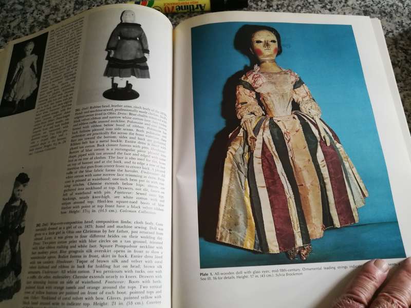 THE COLLECTORS BOOK OF DOLLS CLOTHES Costumes in miniature 1700- DOROTHY S ELIZABETH A & E J COLEMAN