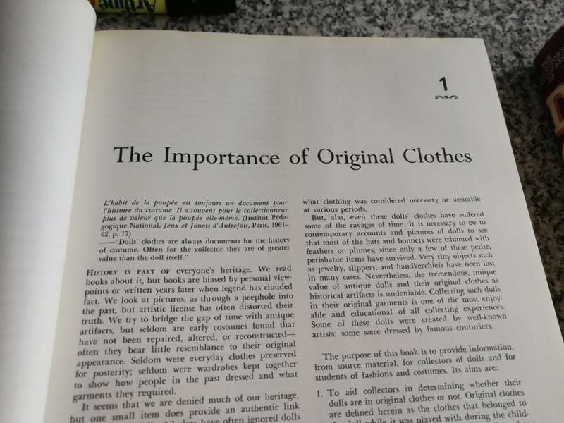 THE COLLECTORS BOOK OF DOLLS CLOTHES Costumes in miniature 1700- DOROTHY S ELIZABETH A & E J COLEMAN