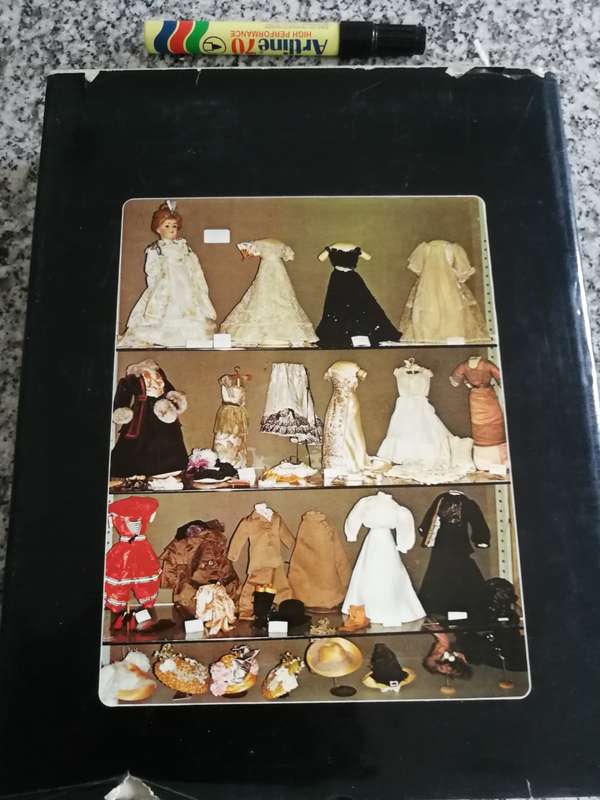 THE COLLECTORS BOOK OF DOLLS CLOTHES Costumes in miniature 1700- DOROTHY S ELIZABETH A & E J COLEMAN