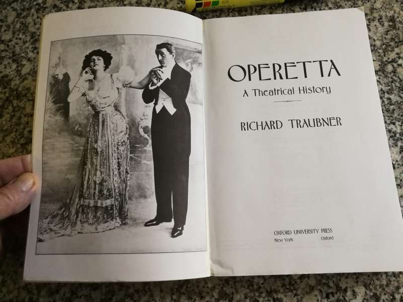 OPERETTA A THEATRICAL HISTORY RICHARD TRAUBNER ( opera music )